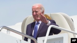 Prezidan Joe Biden desann nan avyon Air Force One apre li rive nan baz aviyasyon Andrews nan eta Maryland, 23 Jiye, 2024. 