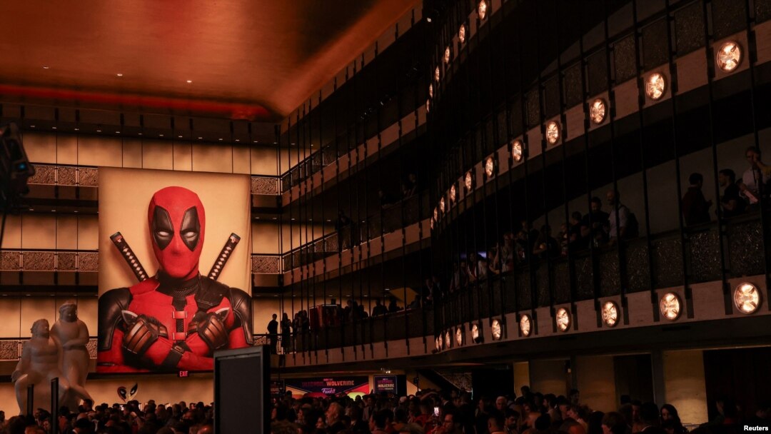 Poster Deadpool terpasang di Teater David H. Koch di Kota New York, dalam pemutaran perdana 'Deadpool and Wolverine' pada 22 Juli 2024. (Foto: Reuters/Caitlin Ochs)