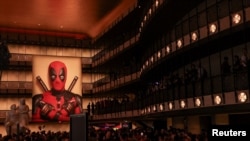 Poster Deadpool terpasang di Teater David H. Koch di Kota New York, dalam pemutaran perdana 'Deadpool and Wolverine' pada 22 Juli 2024. (Foto: Reuters/Caitlin Ochs)