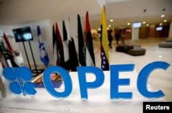 알제리에서 열린 석유수출국기구(OPEC) 비공식 회담장 앞에 설치된 로고 (자료사진)