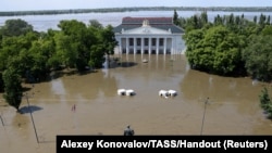 Dom kulture na poplavljenoj ulici u Novoj Kahovki nakon što je obližnja brana probijena tokom rusko-ukrajinskog sukoba, u oblasti Herson, 6. juna 2023.