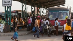 Passageiros fazem fila no terminal de autocarros do mercado do Zimpeto em Maputo, Moçambique, a 16 de novembro de 2021. 