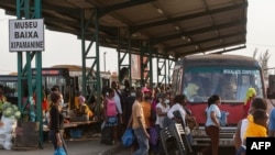 Passageiros fazem fila no terminal de autocarros do mercado do Zimpeto em Maputo, Moçambique, a 16 de novembro de 2021.