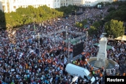 Učesnici protesnog skupa protiv otvaranja rudnika litijuma "Nećeš kopati", u organizaciji Saveza ekoloških organizacija Srbije, na Terazijama, u Beogradu, 10. avgusta 2024. (Foto: Rojters/Đorđe Kojadinović)