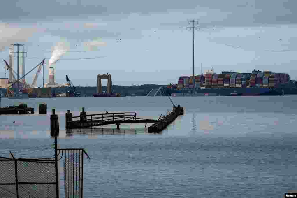 El buque de carga &#39;Dali&#39; en medio del traslado desde el puente Francis Scott Key hasta la terminal marina Seagirt en el puerto de Baltimore, Maryland, EEUU, 20 de mayo de 2024.&nbsp;