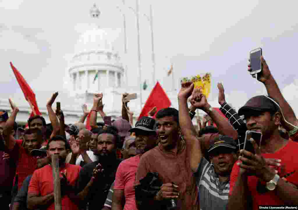 Membros do partido Frente de Libertação do Povo participam de uma manifestação para marcar o Dia Mundial do Trabalho em Colombo, Sri Lanka, 1º de maio de 2023