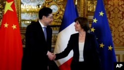 2023年5月10日，法国外交部长凯瑟琳·科隆纳（右）在法国巴黎奥赛码头会晤时与中国外交部长秦刚握手。（美联社照片）