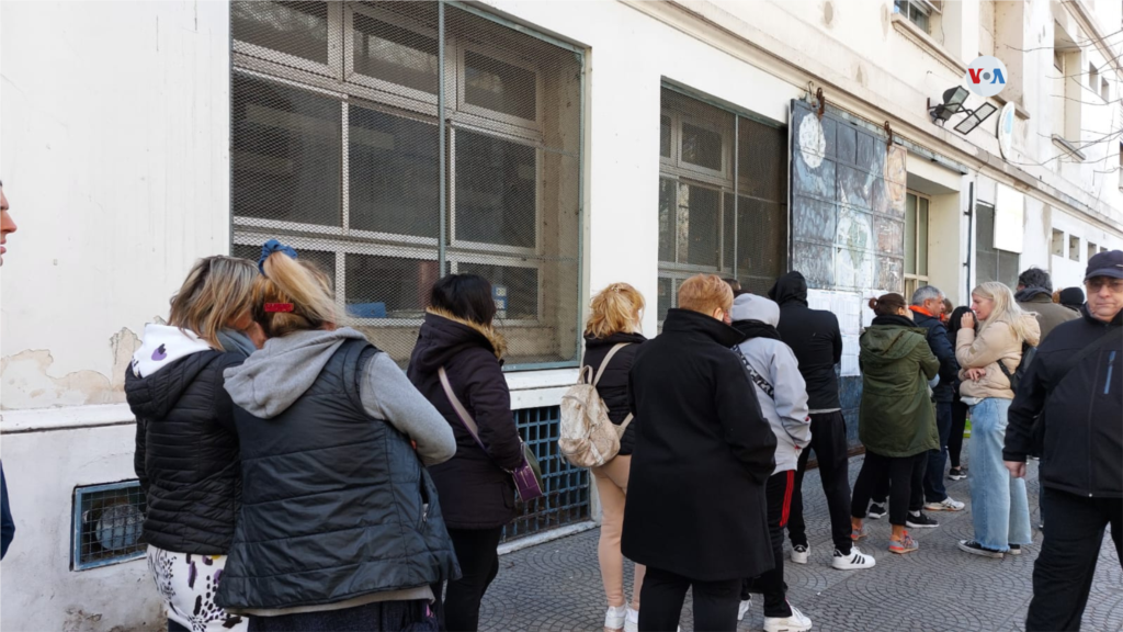 Se reportaron retrasos en algunos centros de votación, por dificultades para emitir el voto electrónico en Buenos Aires.