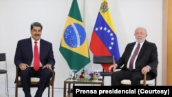 ARCHIVO - El presidente Luiz Inacio Lula Da Silva recibe al mandatario venezolano, Nicolás Maduro en el Palacio de Planalto, el 29 de mayo de 2023.