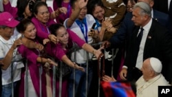 Paus Fransiskus menyapa para jemaat saat ia tiba untuk memimpin misa di Steppe Arena di ibu kota Mongolia, Ulaanbaatar, 3 September 2023. (Foto: AP)