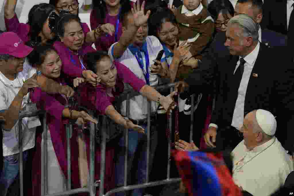 Папата Франциско ги поздравува учесниците додека пристигнува да на миса во степската арена во монголскиот главен град Улан Батор.