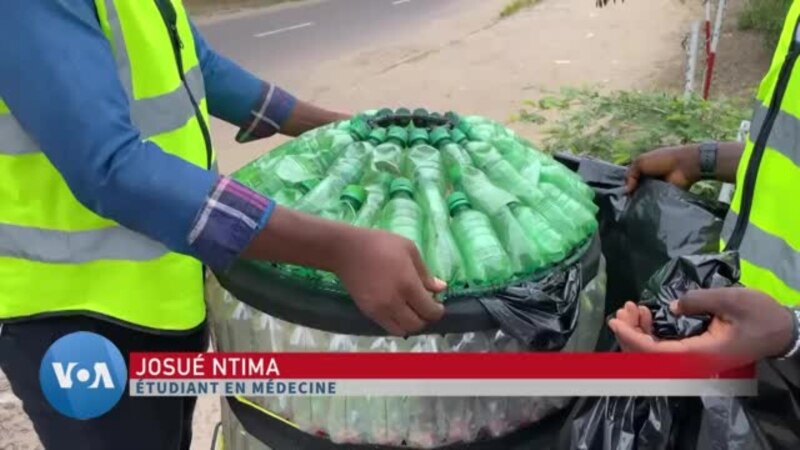 A Kinshasa, des étudiants transforment les déchets plastiques en poubelles écologiques