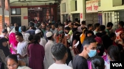 People queue up in the pathology department of the state-run Shaheed Suhrawardy Medical College and Hospital in Dhaka, Bangladesh. (Redwan Ahmed/VOA)
