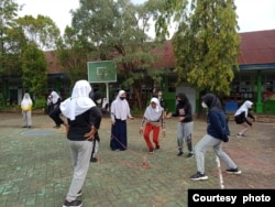 Anggota kegiatan ekstrakurikuler Agen Perubahan mengikuti latihan dasar kepemimpinan (courtesy: SMPN 3 Sungguminasa).