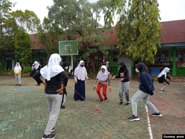 Anggota kegiatan ekstrakurikuler Agen Perubahan mengikuti latihan dasar kepemimpinan (courtesy: SMPN 3 Sungguminasa).