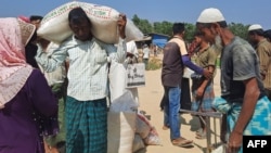 2023年3月2日罗兴亚难民在孟加拉国一个难民营领取救援物资