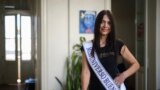Miss Universe Buenos aires 2024, Alejandra Rodriguez, berposes untuk fotografer dalam sebuah kesempatan di La Plata, Buenos Aires, Argentina, pada 24 April 2024. (Foto: AFP/Marcos Gomez)