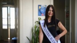 Miss Universe Buenos aires 2024, Alejandra Rodriguez, berposes untuk fotografer dalam sebuah kesempatan di La Plata, Buenos Aires, Argentina, pada 24 April 2024. (Foto: AFP/Marcos Gomez)