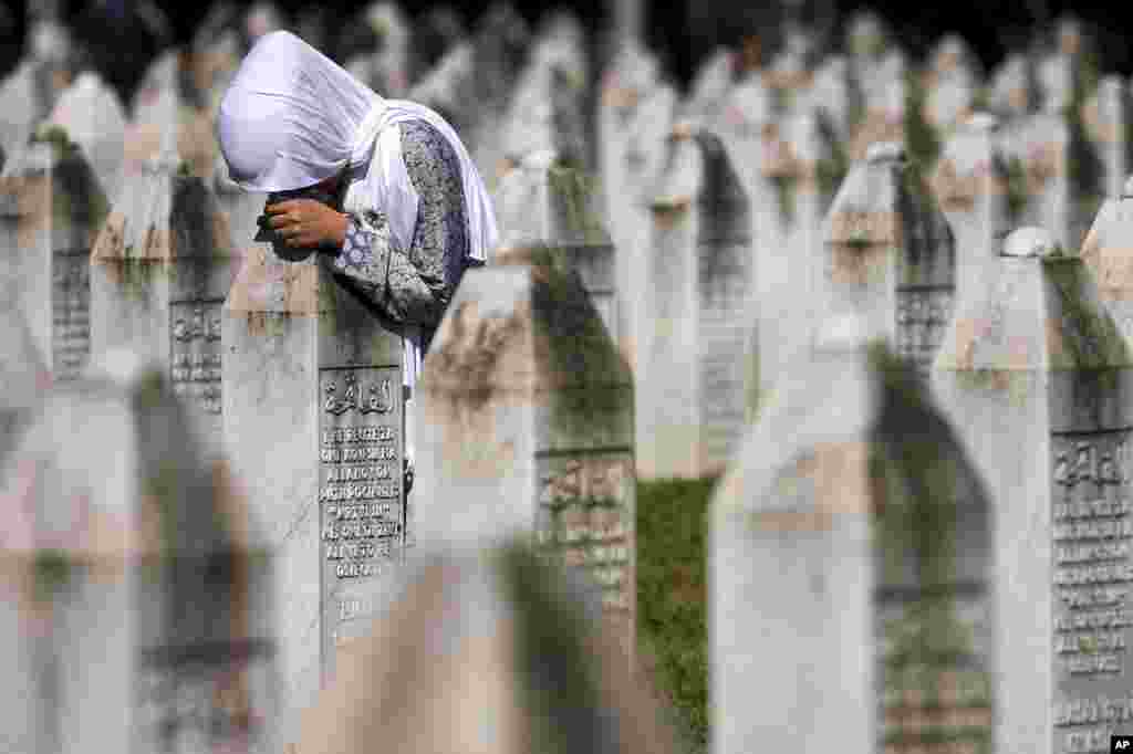 Seorang wanita Muslim Bosnia berduka di samping makam kerabatnya, korban genosida Srebrenica tahun 1995 oleh pasukan Serbia, di Pusat Peringatan Srebrenica, di Potocari, Bosnia. (AP)&nbsp;