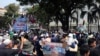 Sekitar ribuan massa melakukan aksi unjuk rasa dalam aksi Solidaritas untuk Palestina di depan Kedutaan Besar Amerika Serikat pada Rabu (11/10) di Jakarta. (VOA/Indra Yoga)