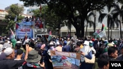 Sekitar ribuan massa melakukan aksi unjuk rasa dalam aksi Solidaritas untuk Palestina di depan Kedutaan Besar Amerika Serikat pada Rabu (11/10) di Jakarta. (VOA/Indra Yoga)