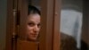 Wartawan Wall Street Journal Evan Gershkovich berdiri di dalam sangkar kaca di ruang sidang Pengadilan Kota Moskow, di Moskow, Rusia, Selasa, 18 April 2023. (AP/Alexander Zemlianichenko)