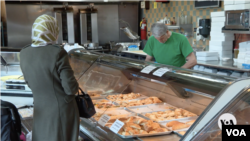 Žena kupuje u pekari Yasmine u Dearbornu, Michigan, 26. februara 2024.