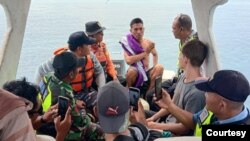 Empat WNA Australia dan dua WNI yang ditemukan selamat setelah sempat hilang karena cuaca buruk di perairan Kepulauan Banyak, Kabupaten Aceh Singkil, Aceh. Selasa 15 Agustus 2023. (Courtesy: Basarnas Nias)