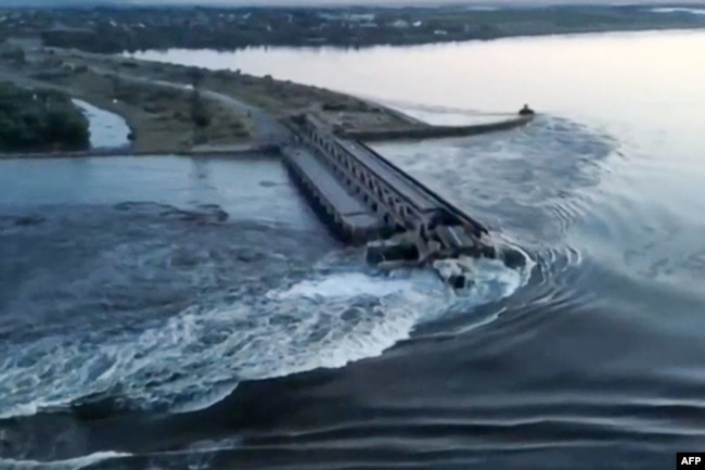 被炸毁的乌克兰松卡霍夫卡大坝。（2023年6月6日）