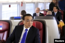 资料照：中国前总理李克强曾经乘坐高铁从苏州前往上海。（2015年11月25日）
