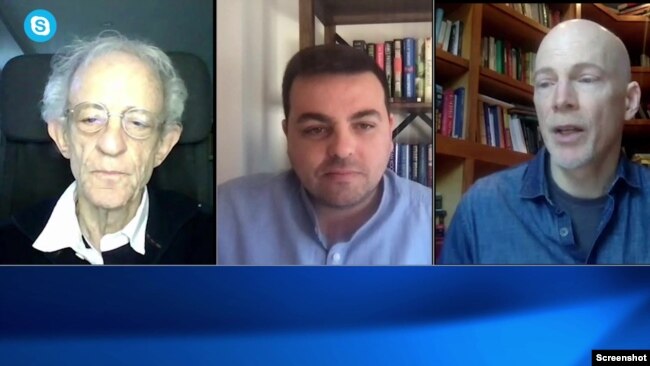 Gazetari i Nju Jork Tajms, Robert F. Worth (në të djathtë) dhe profesor Daniel Serwer (në të majtë) nga Universiteti 'John Hopkins' gjatë bisedës me Zërin e Amerikës.