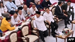 Presiden terpilih Prabowo Subianto  (tengah) berbincang dengan para politisi dari koalisi partai pendukung setelah pengumuman penetapan hasil pemilu oleh KPU di Jakarta 24 April 2024. (Foto: Adek Berry/AFP)