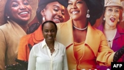 La cinéaste nigériane Bolanle Austen-Peters à côté de l'affiche du film Funmilayo Ransome-Kuti à Lagos le 14 mai 2024.