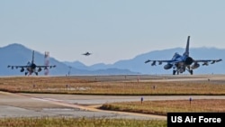 Arhiv - Dva borbena aviona F-16 američkog vazduhoplovstva na pisti dok borbeni avion F-16 Republike Koreje polijeće, tokom trenažnog redovnog događaja za fiskalnu 2023. u vazduhoplovnoj bazi Kunsan, 2. novembra 2022.