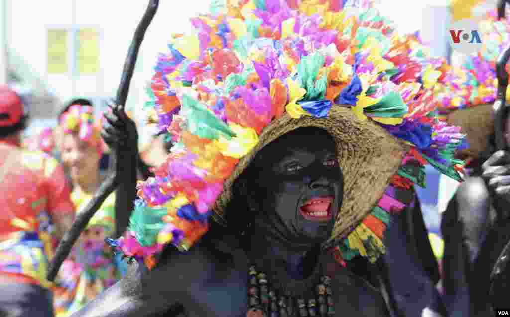 Morisqueteros: representan la danza del Son de Negro, un aire musical folclórico que se origina en la costa caribe colombiana e históricamente representa una burla de los esclavos negros hacia sus amos. &nbsp;[Foto: Karen Sánchez, VOA]