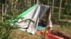 တနင်္သာရီမြို့နယ်မှာ တိုက်ပွဲတွေကြောင့် တောတောင်တွေထဲဖြစ်သလို စစ်ရှောင်နေရသူများ။ (ဓာတ်ပုံ-နွေဦးမေတ္တာ-စစ်ဘေးရှောင်ကူညီပံ့ပို့ရေးအဖွဲ့ )