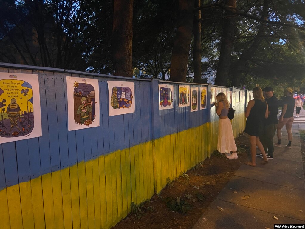 Плакати з роботами Нікіти Тітова також розвісили на паркані навпроти посольства РФ у Вашингтоні