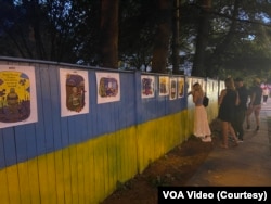 Плакати з роботами Нікіти Тітова також розвісили на паркані навпроти посольства РФ у Вашингтоні