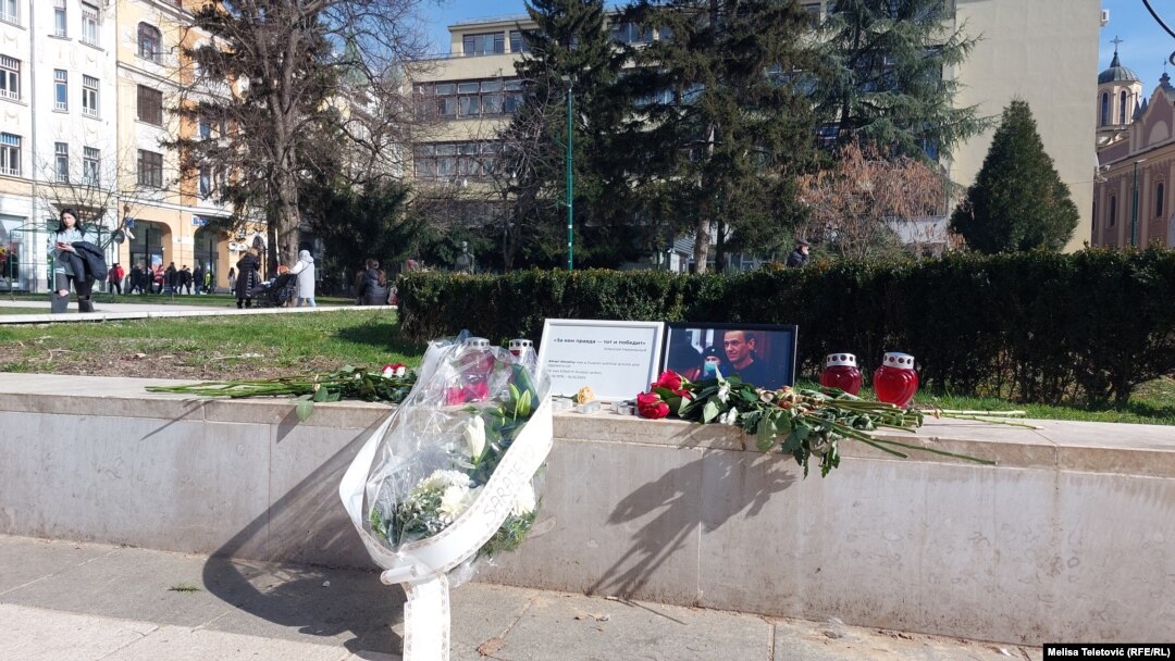 Na pločniku su zapaljene i svijeće uz fotografije Navaljnog, Sarajevo, 19. februara 2024.