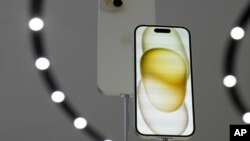 Los teléfonos iPhone 15 mostrados durante el anuncio de nuevos teléfonos de Apple en la sede de la compañía en Cupertino, California,el 12 de septiembre de 2023.