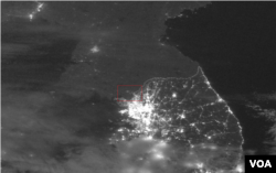 한반도를 촬영한 10월 5일 자 야간 위성사진. 개성공단이 위치한 지점(사각형 안)에서 빛이 새어 나오고 있다. 사진=미 항공우주국(NASA)