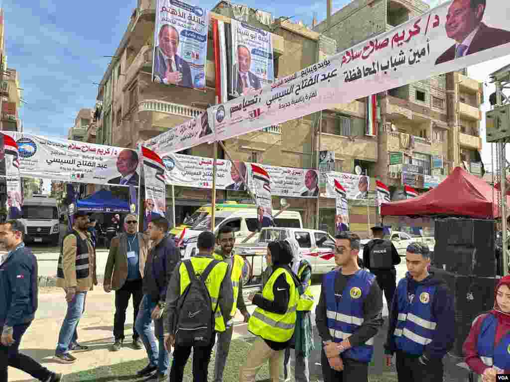 Over nearly a decade in power, Sissi has led costly infrastructure projects and Egypt has become the second-biggest debtor to the International Monetary Fund. Meanwhile, two-thirds of Egyptians need bread subsidies. Arish, Egypt, Dec. 10, 2023. (Hamada Elrasam/VOA)