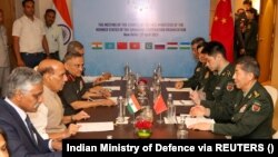 印度国防部长辛格与中国国防部长李尚福在新德里上合组织国防部长会议期间举行会晤。（2023年4月27日）