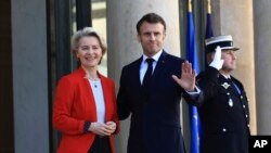 法国总统马克龙在巴黎欢迎欧盟委员会主席冯德莱恩的到访。（2023年4月3日）