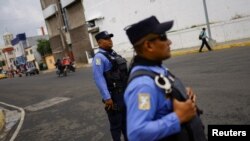 ARCHIVO - Oficiales de policía patrullan en el centro de la ciudad, antes de las elecciones presidenciales, en San Salvador, el Salvador, 3 de febrero de 2024.