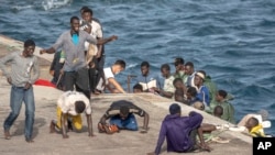 Puluhan migran Afrika tiba di Pulau Canary El Hierro di Spanyol, setelah berlayar tujuh hari dari pantai Senegal 19 Agustus 2024 (foto: ilustrasi). 