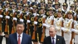 Presiden China Xi Jinping dan tamunya, Presiden Rusia Vladimir Putin, menghadiri upacara penyambutan kenegaraan di depan Aula Besar Rakyat di Lapangan Tiananmen di Beijing pada 16 Mei 2024. ( Sergei Bobylyov/Sputnik/via AFP)