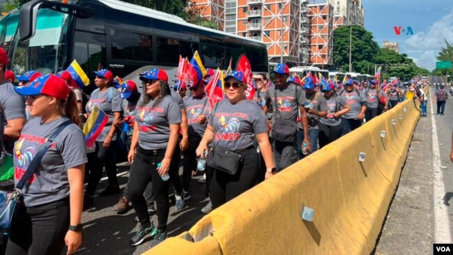 En fotos: Oposición y oficialismo se movilizan en Venezuela en medio de tensiones por resultados electorales
