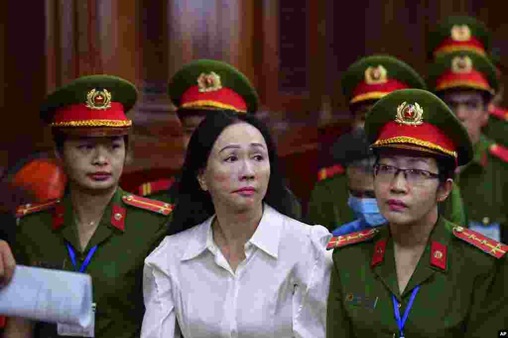 Pengusaha Truong My Lan, tengah, menghadiri persidangan di Kota Ho Chi Minh, Vietnam. Pimpinan perusahaan real estate Van Thinh Phat yang berusia 67 tahun dijatuhi hukuman mati dalam kasus penipuan terbesar di Vietnam, di mana ia dituduh melakukan penipuan sebesar $12,5 miliar atau lebih dari Rp 200 Triliun. (AP)&nbsp;