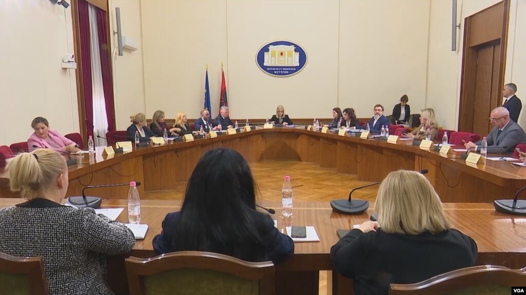 Shqipëri, drejt zgjidhjes ngërçi i parlamentit. Dakortësi mes grupeve të PS e PD